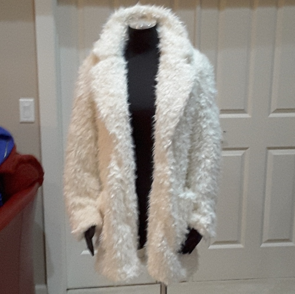 LEVERICK Super Soft Teddy Bear Ivory Faux Fur Open Front Coat Sizes Sm & Md NWT - Picture 8 of 8